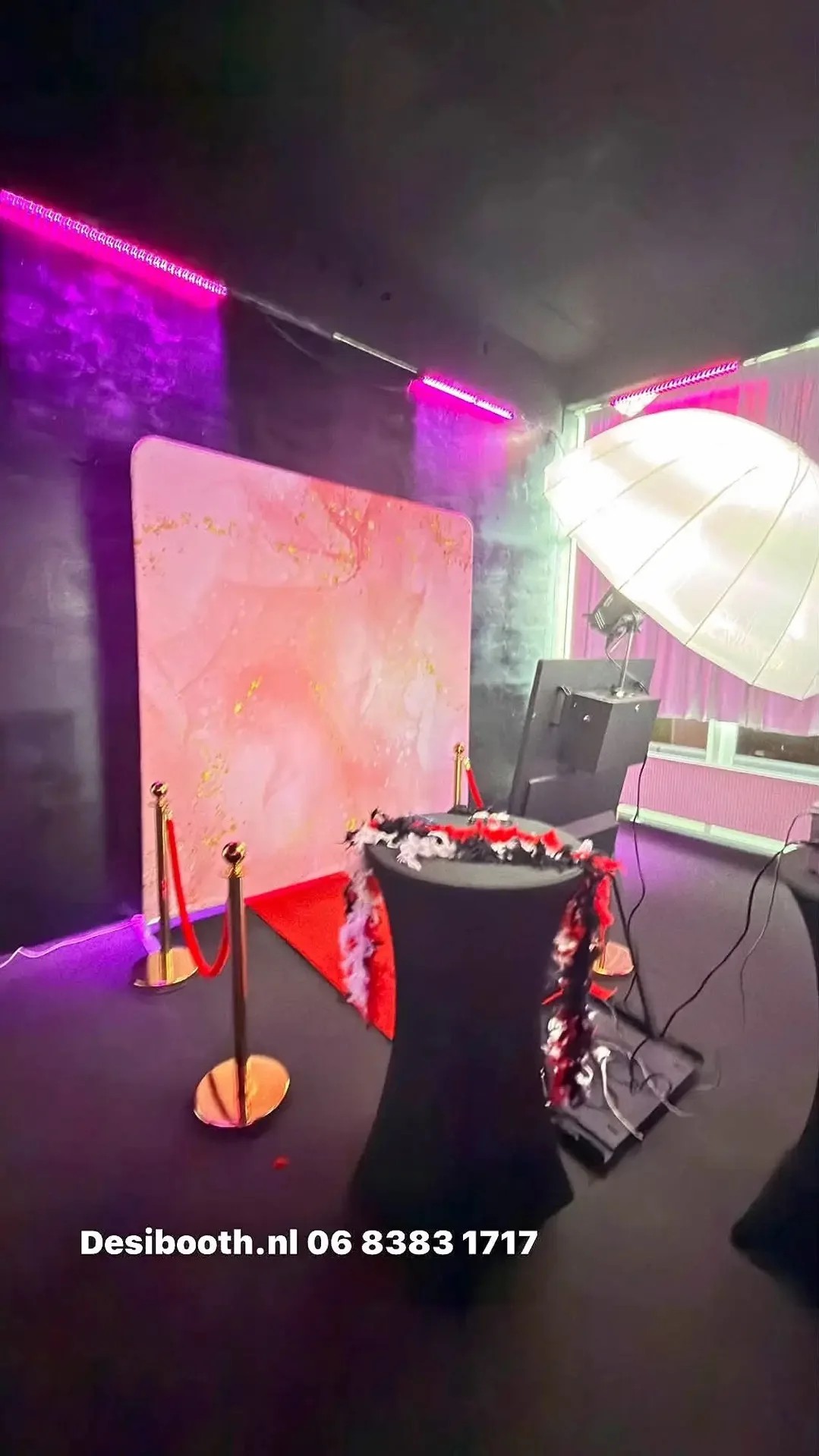 Desi Booth setup in feestzaal met roze verlichting